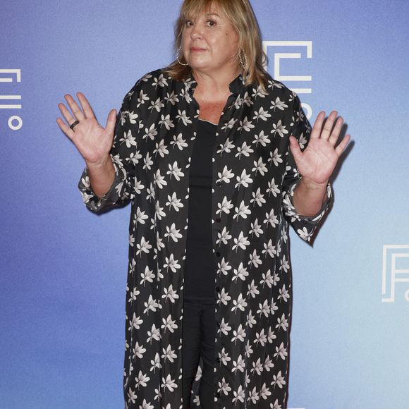 "Non, mais il en a tellement faites des citations, il a beaucoup écrit pour Patrick Timsit... C'était moi la femme idéale. On se demande pourquoi il s'est barré !", a-t-elle répondu avec humour.

Michéle Bernier de la série  Parfum du Bonheur
La 27e édition du Festival de la Fiction de La Rochelle, vendredi 19 eptembre 2025. © Christophe Aubert via Bestimage