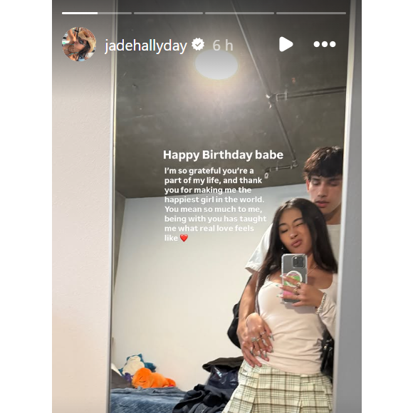 Monsieur Aaron Thomas célébrait son anniversaire. Jade a saisi l'occasion pour dévoiler le visage de celui qui partage sa vie et grâce auquel elle sait ce qu'est "ressentir le véritable amour"

Jade Hallyday dévoile le visage de son compagnon sur Instagram