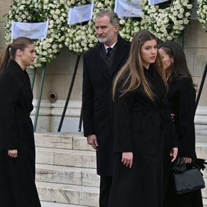 Athènes, GRÈCE La famille royale espagnole arrive à l'église métropolitaine d'Athènes pour les funérailles des Princes Irène de Grèce et du Danemark.



Sur la photo : Le roi Felipe VI d'Espagne, la reine Letizia d'Espagne, Leonor, princesse des Asturies, l'infante Sofia d'Espagne