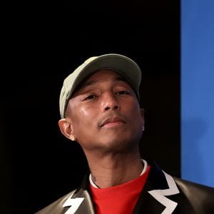 Le rappeur, producteur et créateur de mode américain Pharrell Williams reçoit un diplôme de la directrice générale de l'UNESCO A.Azoulay en tant qu'Ambassadeur de bonne volonté de l'UNESCO pour les arts, l'éducation et l'entreprenariat, au siège de l'UNESCO, à Paris, le 17 décembre 2024. 
© Stéphane Lemouton / Bestimage