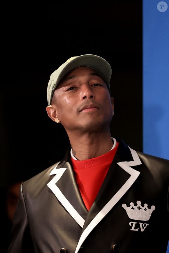 Le rappeur, producteur et créateur de mode américain Pharrell Williams reçoit un diplôme de la directrice générale de l'UNESCO A.Azoulay en tant qu'Ambassadeur de bonne volonté de l'UNESCO pour les arts, l'éducation et l'entreprenariat, au siège de l'UNESCO, à Paris, le 17 décembre 2024. 
© Stéphane Lemouton / Bestimage