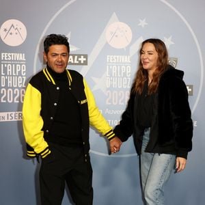 Jamel Debbouze et sa femme Mélissa Theuriau - Tapis rouge lors du 29ème Festival International du Film de Comédie de l'Alpe d'Huez le 21 Janvier 2026. © Dominique Jacovides/Bestimage