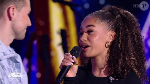 La jeune femme avait été éliminée la semaine passée.

Théo L, éliminé de la "Star Academy" et rejoint par sa complice Léane sur le plateau de TF1, samedi 29 novembre 2025.