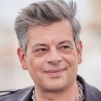 "Tout part en lambeaux" : Benjamin Biolay, parti à plus de 11 000 kilomètres, s'explique sur son départ de Paris