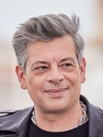 "Tout part en lambeaux" : Benjamin Biolay, parti à plus de 11 000 kilomètres, s'explique sur son départ de Paris