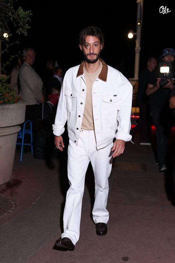 Pierre Niney quitte le dîner « Parallel Tales » organisé par Veuve Clicquot au restaurant Lucia à Cannes, dans le cadre du Festival de Cannes, le 13 mai 2026 à Cannes, en France. Photo de Nacer Aissaoui/ABACAPARESS.COM