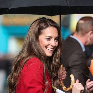 La duchesse de Cambridge est actuellement en rémission de son cancer.

Le prince William, prince de Galles, et Catherine (Kate) Middleton, princesse de Galles lors de leur visite royale à Pontypridd, Royaume Uni, le 27 février 2025. © Backgrid UK/Bestimage
