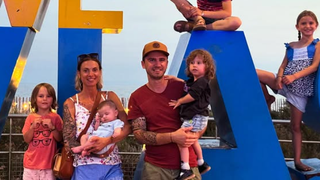 "Personne ne sait si elle pourra marcher un jour" : Liv, la fillette de 2 ans d'un clan de Familles nombreuses, dans l'attente de nouveaux résultats