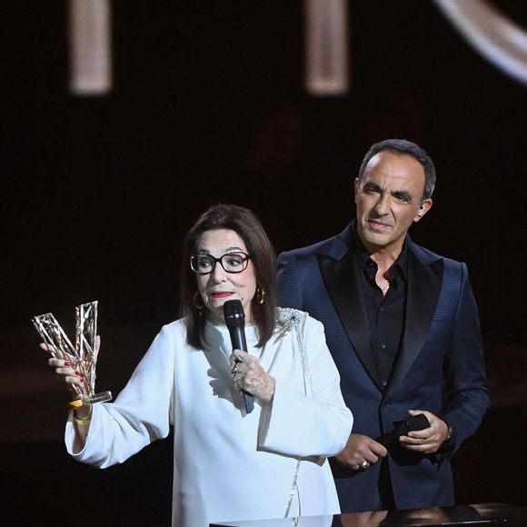 Nana Mouskouri (L) accepte un prix d'honneur de Nikos Aliagas (D) lors de la 41e cérémonie des Victoires de la Musique à La Seine Musicale le 13 février 2026 à Boulogne-Billancourt, France. Photo de Franck Castel /ABACAPRESS.COM