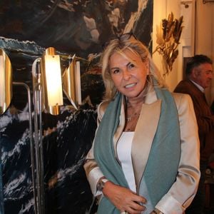 "J’ai même eu un mari. Peu de gens le savent", confie-t-elle d’emblée, avant de préciser que cet homme n’était pourtant pas le père de ses enfants (ndlr : elle est maman de Victoire et Alexandre nés de son amour avec le jockey Gérald Mossé).

Exclusif - Caroline Margeridon - Soirée du 100ème anniversaire du Marché Biron sur le thème Brésilien aux Puces de Saint-Ouen le 25 septembre 2025. Situé au 84, rue des Rosiers à Saint-Ouen, le Marché Biron demeure un pilier des Puces, réputé pour ses antiquités de prestige et ses objets d'exception. Accessible gratuitement toute l'année, il illustre l'alliance entre tradition et modernité. En célébrant son centenaire par une fête populaire et créative, Biron s'impose comme un symbole du patrimoine vivant francilien, où l'histoire se conjugue avec la culture contemporaine. © Philippe Baldini/Bestimage