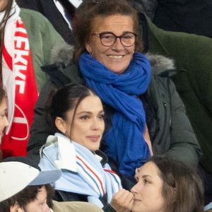 Exclusif - Iris Mittenaere, Marie-Pierre Galès, mère de A.Dupont lors du match de rugby du Tournoi des Six Nations France contre Angleterre au Stade de France à Saint-Denis le 14 mars 2026. © AGENCE / BESTIMAGE
