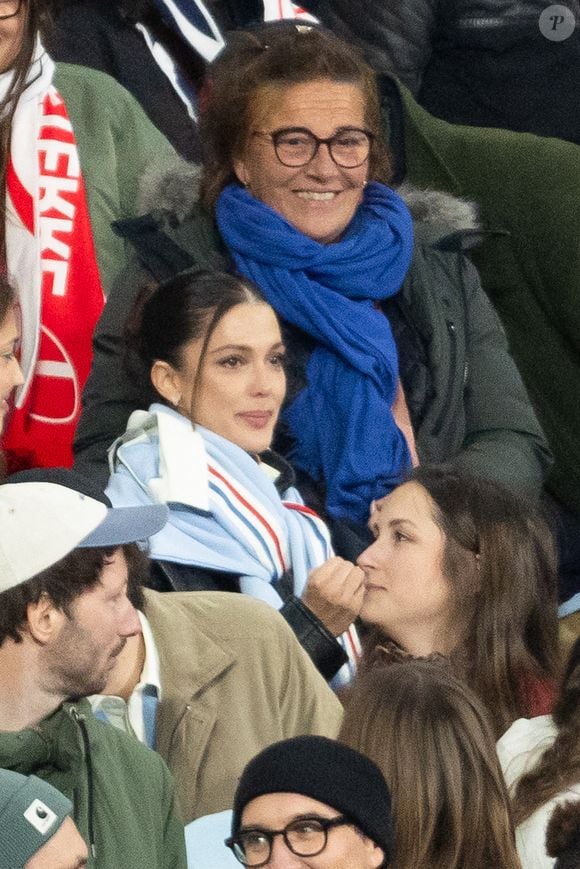 Exclusif - Iris Mittenaere, Marie-Pierre Galès, mère de A.Dupont lors du match de rugby du Tournoi des Six Nations France contre Angleterre au Stade de France à Saint-Denis le 14 mars 2026. © AGENCE / BESTIMAGE