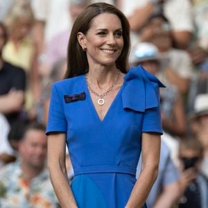 Elle privilégierait une éducation plus moderne, éloignée de certaines obligations symboliques de la monarchie.

Le prince et la princesse de Galles, le prince George et la princesse Charlotte assistent à la finale masculine de Wimbledon entre Jannik Sinner et Carlos Alcaraz, au All England Lawn Tennis and Croquet Club, à Wimbledon, Londres, Royaume-Uni, le 13 juillet 2025. Julien Burton / Bestimage