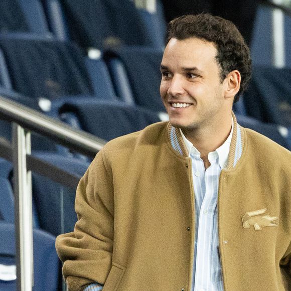 Il présente l'émission Théo le taxi, dans lequel il reçoit cinq femmes célèbres pour le 8 mars.

Theo Curin dans les tribunes lors du match de Ligue 1 McDonald's "PSG - Auxerre (2-0)" au Parc des Princes, le 27 septembre 2025.
© Cyril Moreau/Bestimage