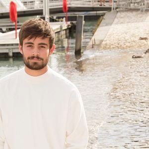 "Le voir aujourd'hui ancré à Sète, amoureux de cette ville qu’il a adoptée, me touche profondément", s'est réjouit Fabie, directrice artistique et pédagogique de Terpsichore et professeure de danse qui l'a eu en élève.

Clément Rémiens   "Ici tout commence" - Photocall lors du Festival de la Fiction de La Rochelle. Le 18 septembre 2021
© Christophe Aubert via Bestimage