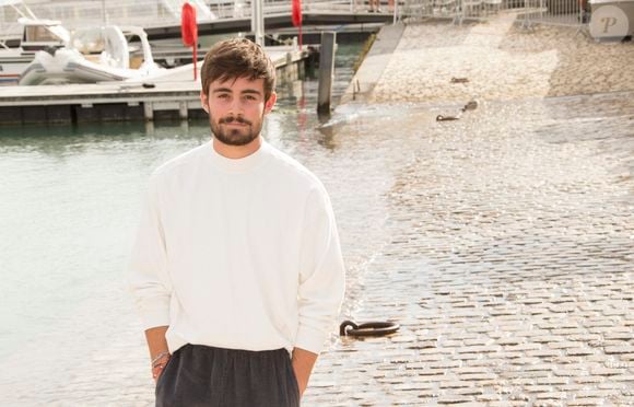 "Le voir aujourd'hui ancré à Sète, amoureux de cette ville qu’il a adoptée, me touche profondément", s'est réjouit Fabie, directrice artistique et pédagogique de Terpsichore et professeure de danse qui l'a eu en élève.

Clément Rémiens   "Ici tout commence" - Photocall lors du Festival de la Fiction de La Rochelle. Le 18 septembre 2021
© Christophe Aubert via Bestimage