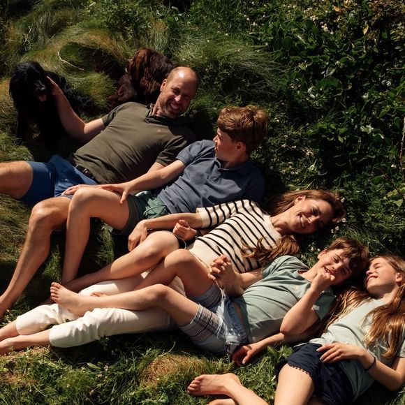 Pour l'occasion, le prince et la princesse de Galles ont partagé un portrait de famille inédit sur les réseaux sociaux.