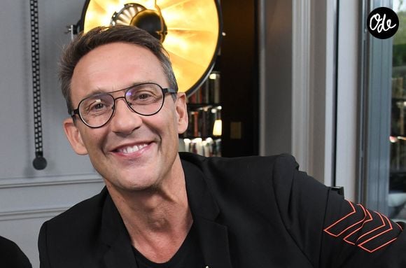 Il a ainsi investi dans l'immobilier et des assurances-vie afin de leur garantir un toit et le financement de leurs études en cas de décès.

Julien Courbet - Personnalités à la soirée "Football Palace" à l'Hôtel Barrière Le Fouquet's Paris pour BarrièreBet, le 23 juin 2021.

© Coadic Guirec / Bestimage