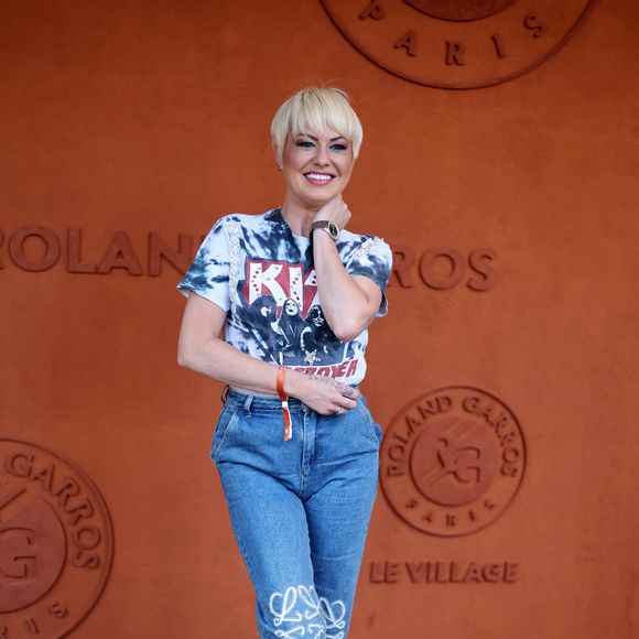 Elle reconnaissait une perte de poids de 10 kilos et "voulue". "On a le droit, c'est mon corps, je fais ce que je veux avec, c'était voulu", déclarait-elle dans l'émission Chez Jordan. 

Katrina Patchett - Célébrités au village des Internationaux de France de tennis de Roland Garros 2024 à Paris le 5 juin 2024. © Jacovides / Moreau / Bestimage