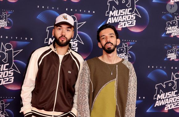 Bigflo et Oli (Florian et Olivio Ordoñez) au photocall de la 25ème cérémonie des "NRJ Music Awards (NMA)" au palais des Festivals et des Congrès de Cannes, France, le 10 novembre 2023. © Dominique Jacovides/Bestimage