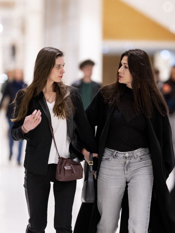 Magda Vavrusova (haut blanc), et une amie à la sortie du procès de Gérard Depardieu pour agressions sexuelles sur deux femmes lors d'un tournage de film en 2021 au tribunal correctionnel de Paris, France, le 25 mars 2025. Depardieu, 76 ans, qui a réalisé plus de 200 films et séries télévisées, a été accusé de comportement inapproprié par une vingtaine de femmes, mais c'est la première affaire à être jugée. Les deux plaignantes - Amélie, 54 ans, décoratrice, et Sarah (nom modifié), 34 ans, assistante réalisatrice - allèguent une agression sexuelle lors du tournage en 2021 de « Les Volets Verts » du réalisateur Jean Becker. © Pierre Perusseau/Bestimage
