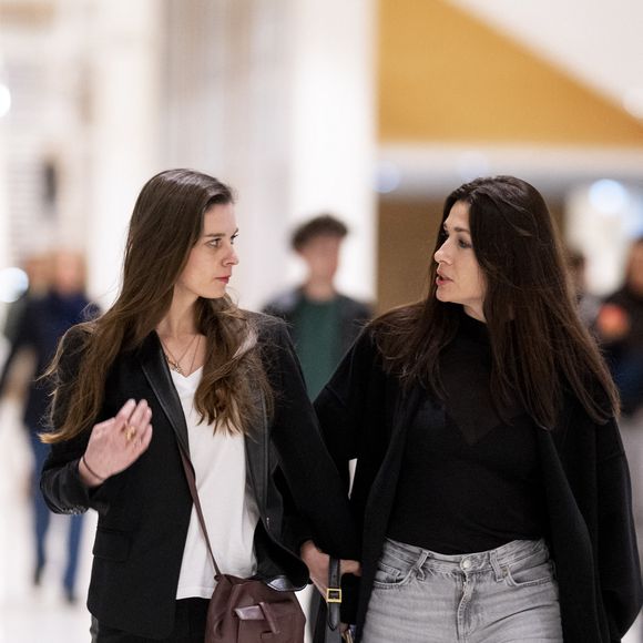 Magda Vavrusova (haut blanc), et une amie à la sortie du procès de Gérard Depardieu pour agressions sexuelles sur deux femmes lors d'un tournage de film en 2021 au tribunal correctionnel de Paris, France, le 25 mars 2025. Depardieu, 76 ans, qui a réalisé plus de 200 films et séries télévisées, a été accusé de comportement inapproprié par une vingtaine de femmes, mais c'est la première affaire à être jugée. Les deux plaignantes - Amélie, 54 ans, décoratrice, et Sarah (nom modifié), 34 ans, assistante réalisatrice - allèguent une agression sexuelle lors du tournage en 2021 de « Les Volets Verts » du réalisateur Jean Becker. © Pierre Perusseau/Bestimage