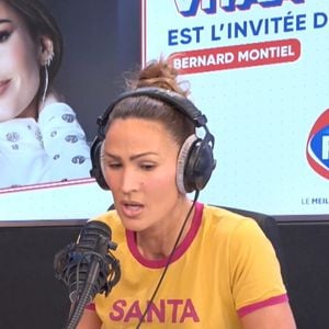 Vitaa face à Bernard Montiel dans l'émission "1 heure avec..." sur RFM qui sera diffusée ce samedi 31 mai 2025. (Capture d'écran)