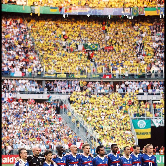 Cette reconversion est née d'une opportunité après la fin de sa carrière sportive.

Archives – Didier Deschamps, Fabien Barthez, Bixente Lizarazu, Lilian Thuram, Frank Lebœuf, Stéphane Guivarc'h, Christian Karembeu, Marcel Desailly, Youri Djorkaeff, Zinedine Zidane, Emmanuel Petit – l'équipe de France, vainqueure de la Coupe du monde de football 1998