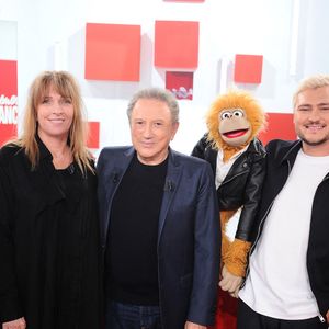 Exclusif - Fabien Olicard, Stéfanie Jarre, Michel Drucker, Jeff Panacloc et Mathilde de Carne - Enregistrement de l'émission Vivement dimanche au studio Rive Gauche presentée par Michel Drucker . Diffusion sur France 3 le 07/09/2025 . © Guillaume Gaffiot / Bestimage