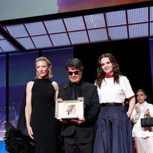 Cate Blanchett, Jafar Panahi (Palme d’Or pour “Un simple accident” ), Juliette Binoche lors de la cérémonie de clôture de la 78ème édition du festival international du film de Cannes le 24 mai 2025.

© Moreau / Jacovides / Bestimage