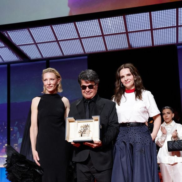 Cate Blanchett, Jafar Panahi (Palme d’Or pour “Un simple accident” ), Juliette Binoche lors de la cérémonie de clôture de la 78ème édition du festival international du film de Cannes le 24 mai 2025.

© Moreau / Jacovides / Bestimage