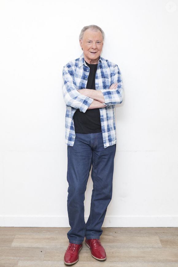 Herbert Léonard - Herbert Léonard pose en marge de sa venue à TPMP People, enregistrée le 17/03/2023, présentée par M.Delormeau et diffusée le 18/03/2023 - Paris le 18/03/2023 - © Jack Tribeca / Bestimage