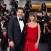 A la Mostra de Venise, Penelope Cruz mise sur une robe rouge Chanel à tomber, son mari Javier Bardem n'a d'yeux que pour elle