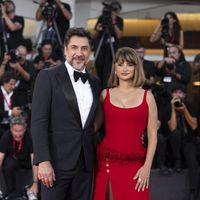 A la Mostra de Venise, Penelope Cruz mise sur une robe rouge Chanel à tomber, son mari Javier Bardem n'a d'yeux que pour elle