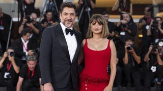 A la Mostra de Venise, Penelope Cruz mise sur une robe rouge Chanel à tomber, son mari Javier Bardem n'a d'yeux que pour elle