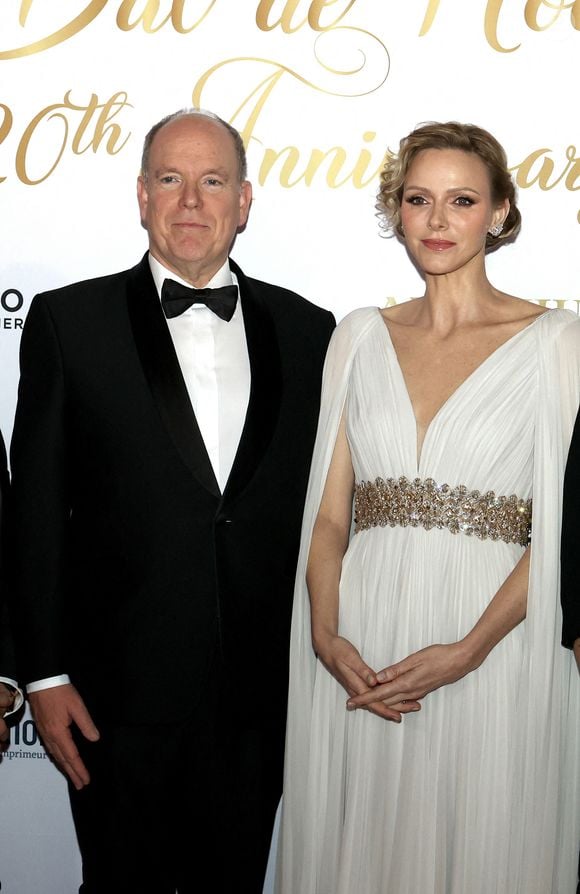 Le prince Albert II de Monaco et la princesse Charlene lors du Bal de Noël à la salle Empire de l'hôtel de Paris à Monaco, le 12 décembre 2025. 
© Claudia Albuquerque / Bestimage
