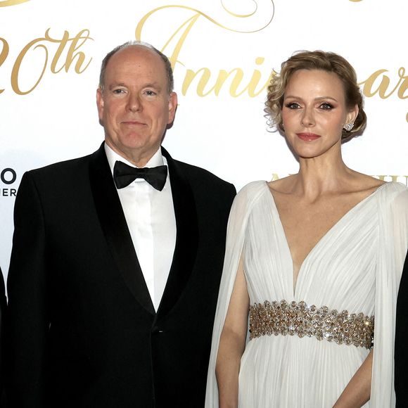 Le prince Albert II de Monaco et la princesse Charlene lors du Bal de Noël à la salle Empire de l'hôtel de Paris à Monaco, le 12 décembre 2025. 
© Claudia Albuquerque / Bestimage