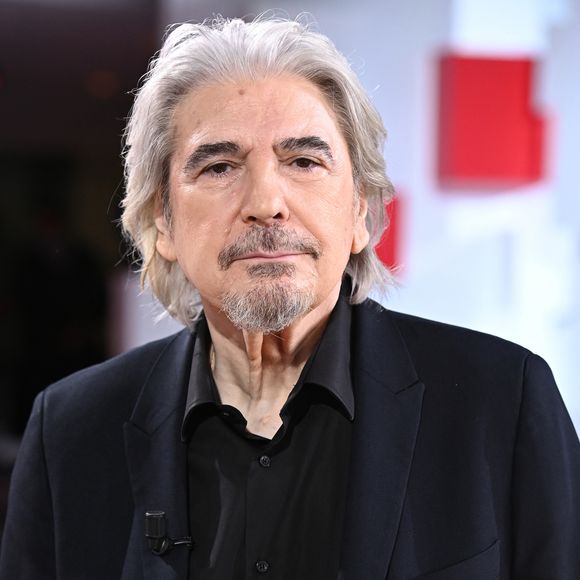 Exclusif - Serge Lama - Enregistrement de l'émission "Vivement Dimanche" présentée par M.Drucker et diffusée le 31 octobre sur France 2. Le 27 octobre 2021
© Guillaume Gaffiot / Bestimage