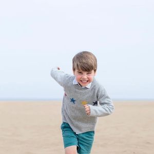 Le prince Louis immortalisé par sa mère Kate Middleton - publication relayée sur la Toile pour célébrer son anniversaire (2022).