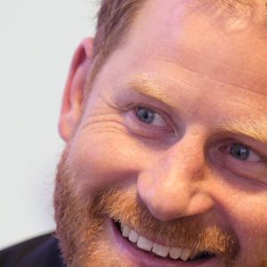 Le duc de Sussex s'entretient avec Grace Tutt (non représentée), 13 ans, lauréate du prix Special Recognitions, lors de la cérémonie annuelle des WellChild Awards 2025, qui célèbre les réalisations et la résilience des jeunes gravement malades et de leurs familles, à l'hôtel Royal Lancaster de Londres. Photo by Aaron Chown/PA Wire/ABACAPRESS.COM