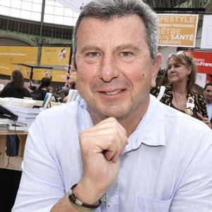 "Laurent Taïeb a fait une proposition très appréciable, il a été très correct, il a cette capacité financière. Mes associés ont montré leur intérêt", a-t-il expliqué,

Pascal Bataille - Festival du Livre de Paris 2025 au Grand Palais à Paris le 12 avril 2025.
© Cédric Perrin / Bestimage
