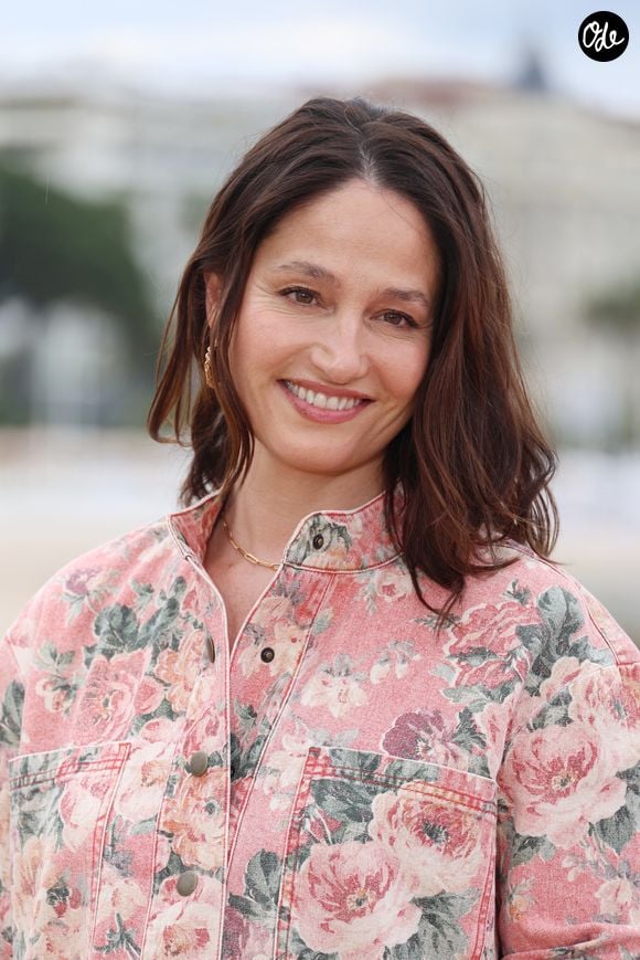 Marie Gillain - Photocall de la série "Ma femme est une espionne" lors du festival Canneseries saison 8 le 27 avril 2025. © Denis Guignebourg / Bestimage