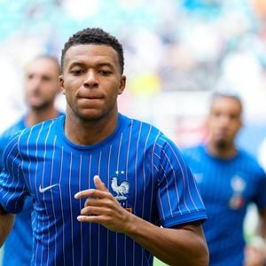 En tant que bon capitaine de la sélection, Kylian Mbappé s'est exprimé à travers un long communiqué émouvant.

Kylian Mbappe s'échauffe avant le match France-Angleterre pendant la Coupe du monde 2026, le 18 juillet 2026. 

© SPP/ Psnewz / Bestimage