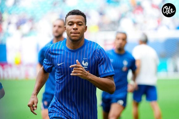 En tant que bon capitaine de la sélection, Kylian Mbappé s'est exprimé à travers un long communiqué émouvant.

Kylian Mbappe s'échauffe avant le match France-Angleterre pendant la Coupe du monde 2026, le 18 juillet 2026. 

© SPP/ Psnewz / Bestimage