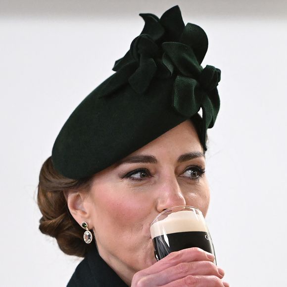 Catherine (Kate) Middleton, princesse de Galles, colonel des Irish Guards, boit une Guinness lors de sa visite le régiment lors du défilé de la Saint-Patrick à la caserne Wellington de Londres, Royaume Uni, le 17 mars 2025. © Eddie Mulholland/WPA-Pool/Bestimage