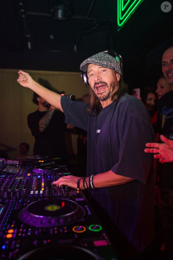 Bob Sinclar aux platines lors de la soirée B-BOY ISH au Pavillon Tilsitt à Paris, le 10 décembre 2025.
© Florian Lavielle / Bestimage