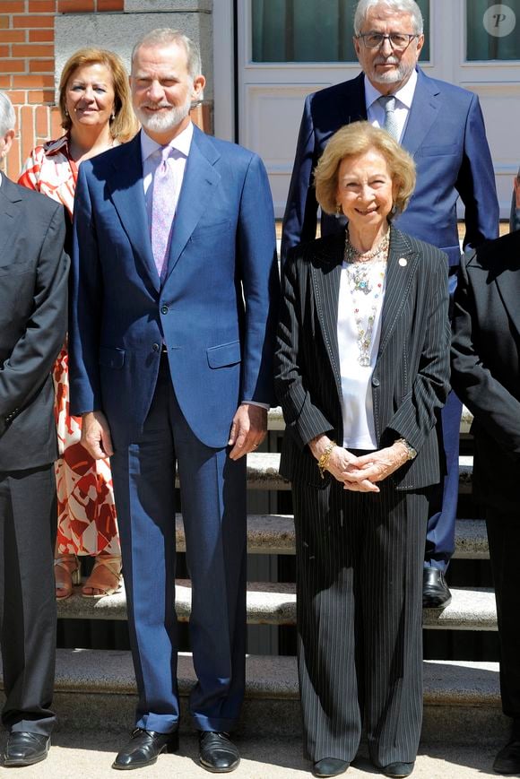 Certes, le roi et Sofia ont été vus ensemble dans le cadre de déplacements privés ou avec d'autres membres de la famille. "Histoires royales" explique que le dernier engagement officiel qu'ils ont effectué tous les deux, seuls, remonte à 2010, lors d'un concert en hommage à la reine Victoire-Eugénie.

Le roi Felipe et la reine Sofia lors de l'audience avec le comité exécutif de la Fédération espagnole des banques alimentaires au palais de La Zarzuela, le 18 juillet 2025, à Madrid (Espagne). Ángel Díaz Briñas/Euopa Press/ABACAPRESS.COM