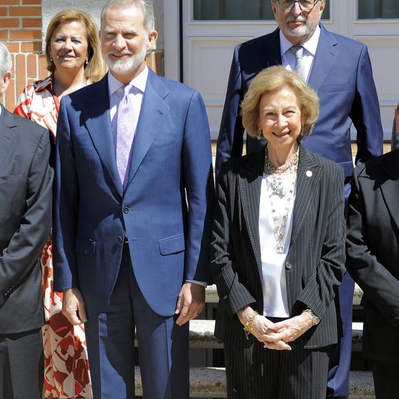Certes, le roi et Sofia ont été vus ensemble dans le cadre de déplacements privés ou avec d'autres membres de la famille. "Histoires royales" explique que le dernier engagement officiel qu'ils ont effectué tous les deux, seuls, remonte à 2010, lors d'un concert en hommage à la reine Victoire-Eugénie.

Le roi Felipe et la reine Sofia lors de l'audience avec le comité exécutif de la Fédération espagnole des banques alimentaires au palais de La Zarzuela, le 18 juillet 2025, à Madrid (Espagne). Ángel Díaz Briñas/Euopa Press/ABACAPRESS.COM