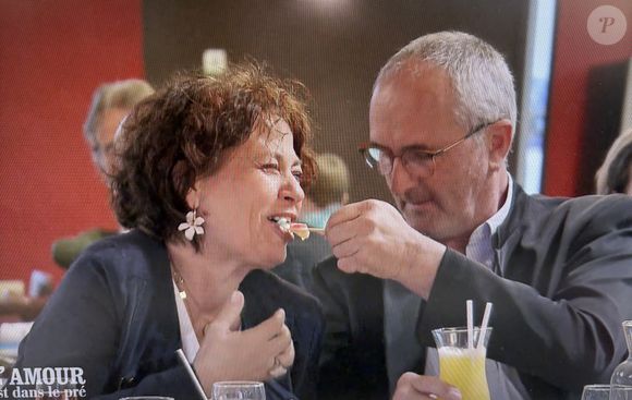 Gilles dans "L'amour est dans le pré" avec ses prétendantes Pascaline et Isabelle