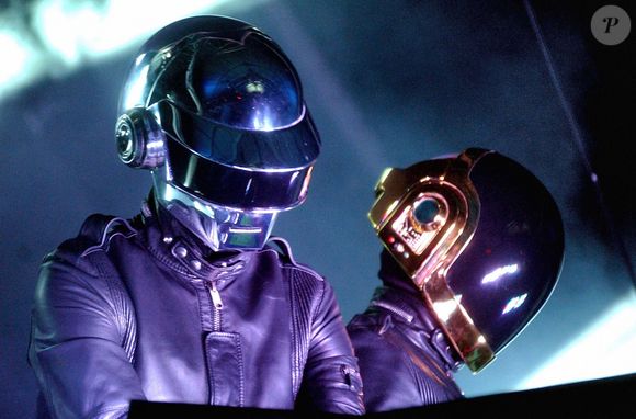 Daft Punk se produit au festival de musique de la vallée de Coachella 2006 à Indio, CA, USA, le 29 avril 2006. Photo par George Campos/LFI/ABACAPRESS.COM